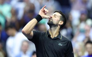Djokovic rejoint Alcaraz en demi-finales, Sabalenka, qualifiée sur forfait, retrouvera Pegula