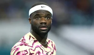 Frances Tiafoe explose sa raquette après sa défaite contre Marton Fucsovics