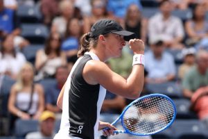 Iga Swiatek écrase Ekaterina Alexandrova et rejoint les quarts de l&rsquo;US Open
