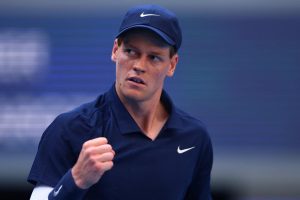 Jannik Sinner domine Fabian Marozsan en quarts de finale à Pékin et affrontera Alex de Minaur en demies