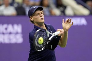 Jannik Sinner écrase Lorenzo Musetti et rejoint Félix Auger-Aliassime en demi-finales de l&rsquo;US Open