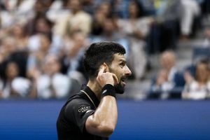 « Je n&rsquo;entrerai pas sur le court avec un drapeau blanc », avertit Novak Djokovic avant de défier Carlos Alcaraz en demi-finales de l&rsquo;US Open