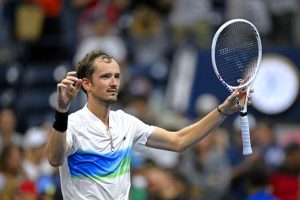Medvedev stoppe sa série de défaites et file en quarts de finale à Hangzhou