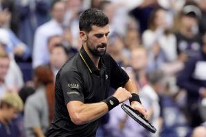 Novak Djokovic s&rsquo;en sort face à Taylor Fritz et retrouvera Carlos Alcaraz en demies de l&rsquo;US Open