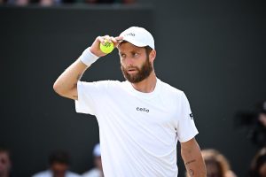 Novice en équipe de France pour la Coupe Davis, Corentin Moutet reprend le rappeur La Fève pour son bizutage