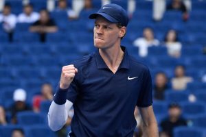 Sinner lâche un set sur sa victime préférée De Minaur mais passe en finale