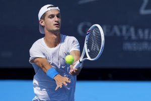 Terence Atmane bat Zhizhen Zhang et se qualifie pour le 2e tour à Pékin, où il pourrait affronter Jannik Sinner