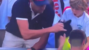VIDEO. « Une leçon douloureuse mais nécessaire » : le milliardaire qui a volé la casquette offerte à un enfant à l’US Open présente ses excuses