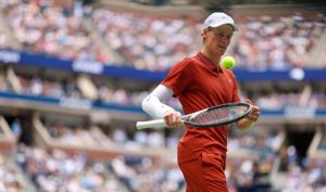 Vidéo – un spectateur tente de se servir dans le sac de Sinner à l’US Open