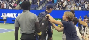 Vidéos, US Open > Sinner agacé et dégoûté après une tentative de vol dans son sac en pleine séance d&rsquo;autographes