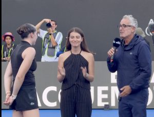 WTA – Guadalajara > Effrayée par son anglais, Jacquemot, qualifiée en demi-finale s&rsquo;offre un discours totalement inédit !