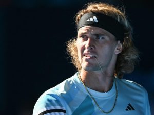 Zverev s’écroule sur un smash… et offre un point cadeau à Medvedev