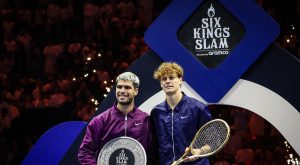 6 Kings Slam, ATP > Impressionnant face à Carlos Alcaraz, Jannik Sinner a tenu parole : « Après l&rsquo;US Open, nous avons passé chaque jour à essayer de déterminer sur quoi nous devions travailler. Mais surtout, c&rsquo;est notre état d&rsquo;esprit qui a fait la différence dans la façon dont nous avons abordé les entraînements et les matchs »