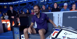 ATP – Almaty, Vidéos > La petite phrase inattendue de Corentin Moutet pour Medvedev pendant son discours après la finale : « Je suis fier de moi, fier de mon équipe et fier de Daniil »
