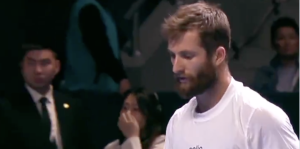 ATP – Almaty, Vidéos > Le gros coup de sang de Moutet lors de sa finale contre Medvedev
