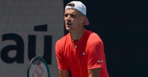 ATP – Doha > Jakub Mensik, vainqueur de Sinner : « Il a commis une erreur qui lui a coûté cher »
