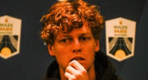ATP > « En regardant Jannik Sinner à Paris, j&rsquo;ai vu une robotisation du tennis. Il a négligé toutes les conférence de presse, se contentant de trois petites réponses à l&rsquo;arrache. Et dans le package d&rsquo;un sportif pro, il y a aussi le travail de l&rsquo;après match, ce qu&rsquo;il n&rsquo;a pas fait », estime Stephen Brun