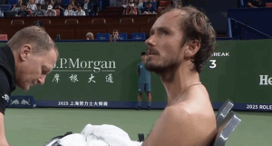 ATP – Shanghai > Medvedev s&rsquo;arrache et enrage contre l&rsquo;arbitre : « Toute ma vie, quand je jouais contre Nadal, je devais attendre 55 secondes avant de servir, et tu ne lui donnais jamais d’avertissement. Aujourd’hui, dès la moindre occasion, tu m&rsquo;en donnes un »