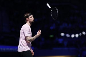 Alexander Bublik zappe Alexei Popyrin lors de la poignée de mains après sa victoire au 1er tour du Rolex Paris Masters