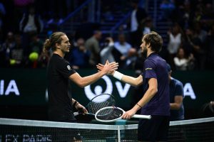 Alexander Zverev met fin à sa mauvaise série face à Daniil Medvedev, en sauvant deux balles de match, et file en demi-finales du Rolex Paris Masters