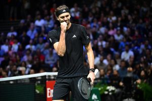 Alexander Zverev s&rsquo;en sort face à Camilo Ugo Carabelli pour son entrée en lice au Rolex Paris Masters