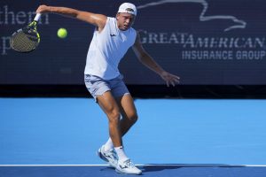 Alexandre Müller, battu d&rsquo;entrée par Jenson Brooksby à Bâle, enchaîne une 4e défaite