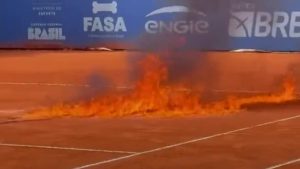 Après plusieurs jours de pluie au Brésil, les organisateurs d&rsquo;un tournoi de tennis sèchent les courts… avec du feu