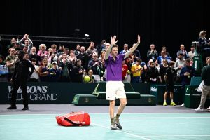 Battu d&rsquo;entrée, Nicolas Mahut sort avec les honneurs au Rolex Paris Masters pour le dernier match de sa carrière
