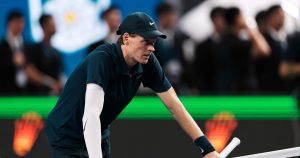 Blessé à la jambe droite, Jannik Sinner a dû abandonner en Chine – rts.ch