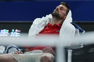 Chaleur et humidité : Novak Djokovic s&rsquo;écroule en plein match au Masters 1000 de Shanghai