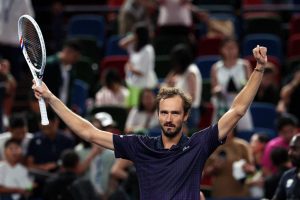 Daniil Medvedev rejoint Alex De Minaur en quarts de finale du Masters 1000 de Shanghai