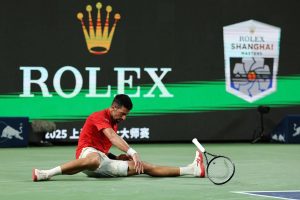 Dans la douleur, Novak Djokovic s&rsquo;impose face à Jaume Munar et se qualifie pour les quarts à Shanghai