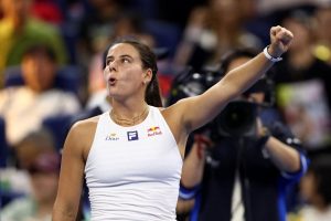 Emma Navarro fait chuter Iga Swiatek et file en quarts à Pékin