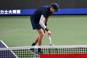 Épuisé et perclus de crampes, Sinner abandonne à Shanghai et voit la place de n°1 s’éloigner