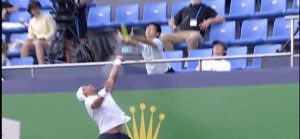 Insolite, Vidéos, ATP – Shanghai > Un fan presque éborgné, attention danger ! On n&rsquo;est pas au Yankee Stadium !