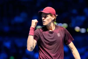 Jannik Sinner fonce en quarts à Paris… en serrant les dents