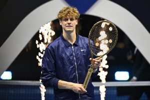 Jannik Sinner remporte la 2e édition du Six Kings Slam face à Carlos Alcaraz et remporte une raquette en or