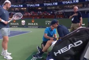 Jannik Sinner tombe à Shanghai victime des conditions rudes du tournoi