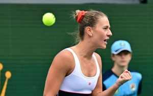 « Je regarde des photos de poignées de mains et je parais tellement plus petite que certains », Kostyuk évoque le physique des joueuses