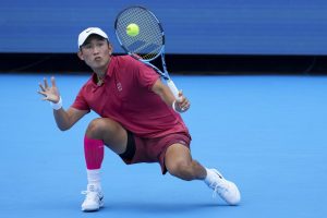 Juncheng Shang s&rsquo;offre son premier top 10 en dominant Karen Khachanov au Masters 1000 de Shanghai