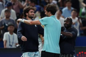 L&rsquo;accolade pleine d&rsquo;émotions entre Valentin Vacherot et Arthur Rinderknech à Shanghai : « Il y aura deux vainqueurs demain »