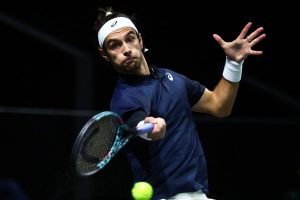 Lorenzo Musetti, 8e mondial, éliminé d&rsquo;entrée par Lorenzo Sonego au Rolex Paris Masters
