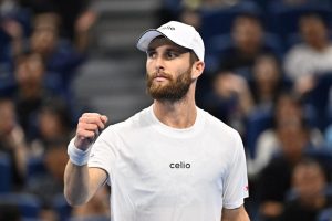 Moutet expéditif contre Dzumhur au premier tour