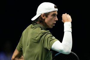 Poussé à deux reprises au tie-break, Arthur Cazaux se défait de Luciano Darderi au premier tour du Rolex Paris Masters