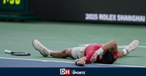 Quand Novak Djokovic s&rsquo;écroule d&rsquo;épuisement sur le court… avant de breaker son adversaire (VIDÉO)