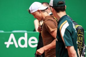 Rune abandonne et quitte le court en pleurs, Humbert file en finale