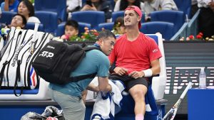 Tennis : « Ça aurait pu être pire que de perdre connaissance… » Grosse frayeur pour un joueur français, contraint à l’abandon à Shanghai