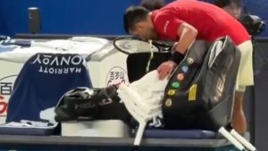 VIDEO. Tennis : « Ça n’a tenu qu’à un fil… » Novak Djokovic pris de violents vomissements en pleine rencontre, victime des conditions de jeu extrêmes