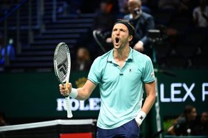 Vainqueur de Fabian Marozsan, Arthur Rinderknech attend son cousin Valentin Vacherot au 2e tour du Rolex Paris Masters