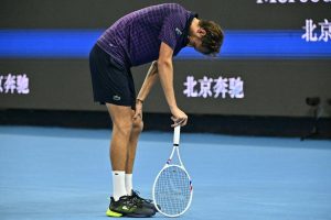 Victime de crampes à Pékin, Daniil Medvedev averti pour « manque de combativité », l&rsquo;ATP reconnaît une erreur de l&rsquo;arbitre